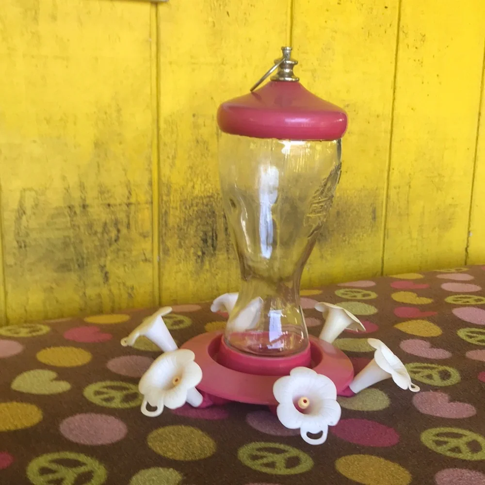 Glass and plastic hummingbird feeder in excellent condition